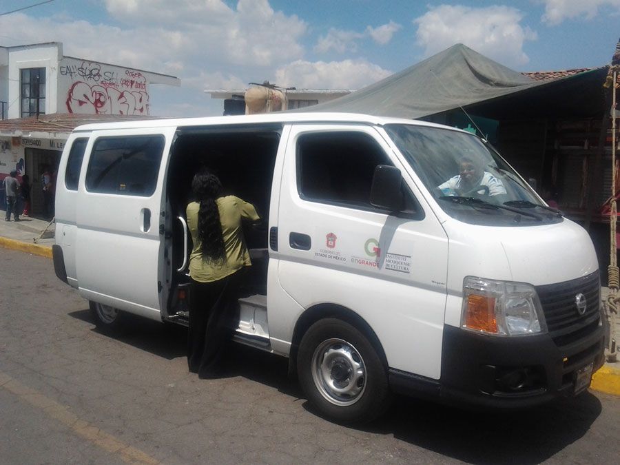 Camioneta-del-Instituto-Mexiquense-de-Cultura-apoya-con-equipo-de-sonido-a-Candidata-del-PRI-en-Zinacantepec