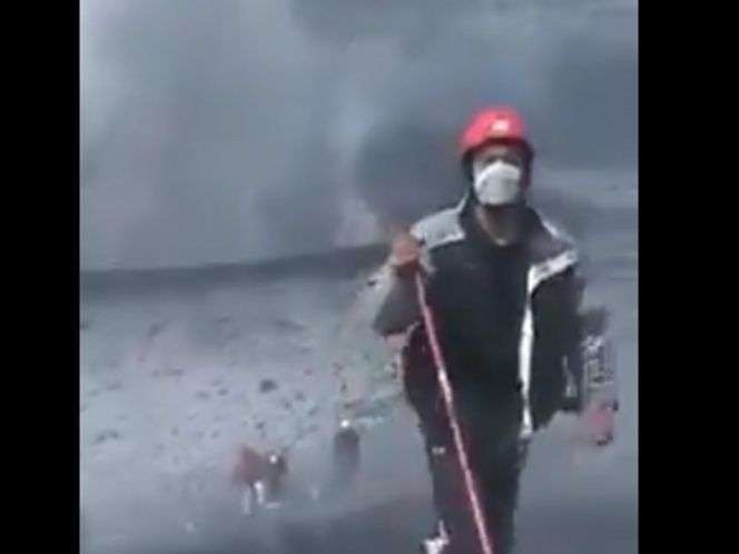 Alpinistas graban en cráter del Popocatépetl en plena fumarola