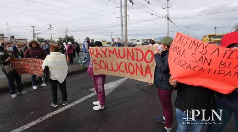 Bloquean carretera Toluca-Naucalpan, denuncian despojo de terrenos