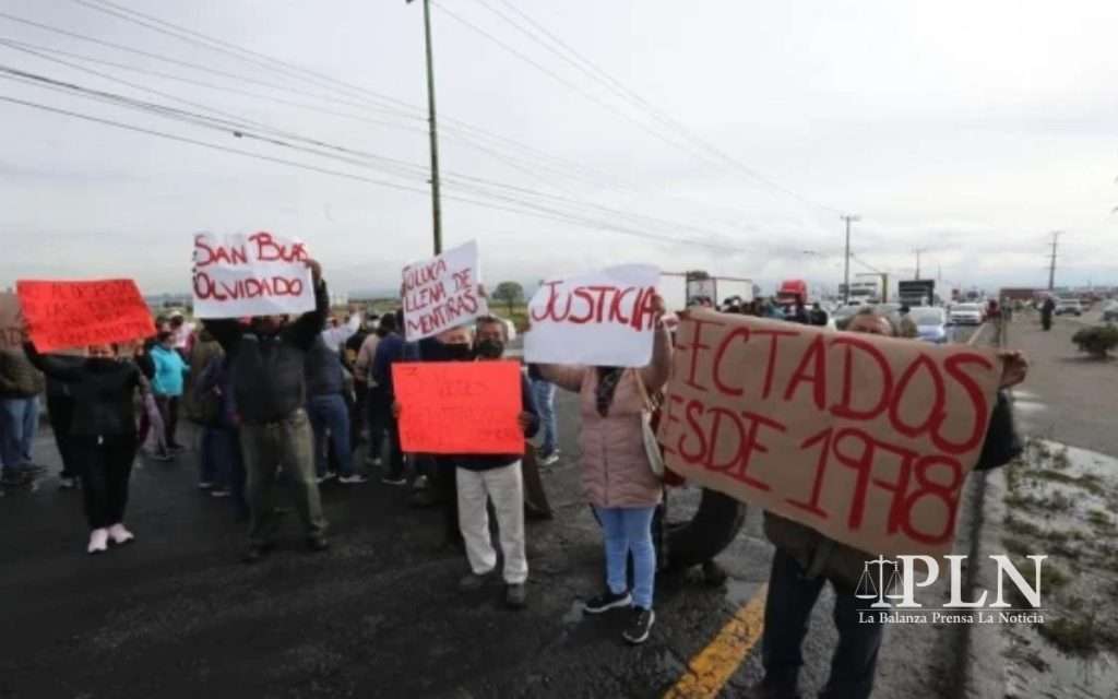 Bloquean carretera Toluca-Naucalpan, denuncian despojo de terrenos