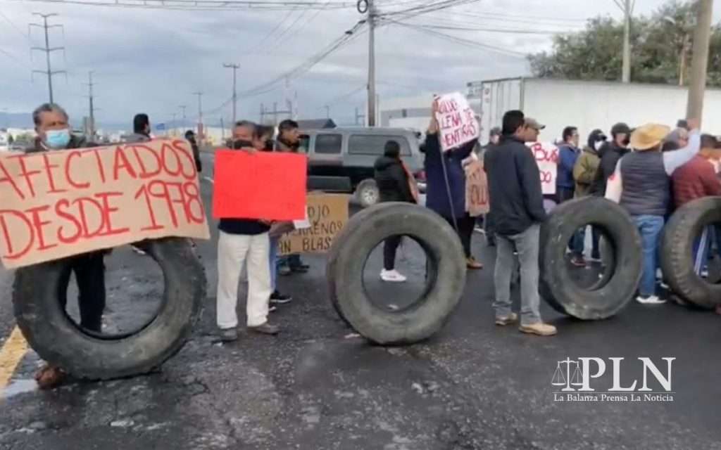 Bloquean carretera Toluca-Naucalpan, denuncian despojo de terrenos