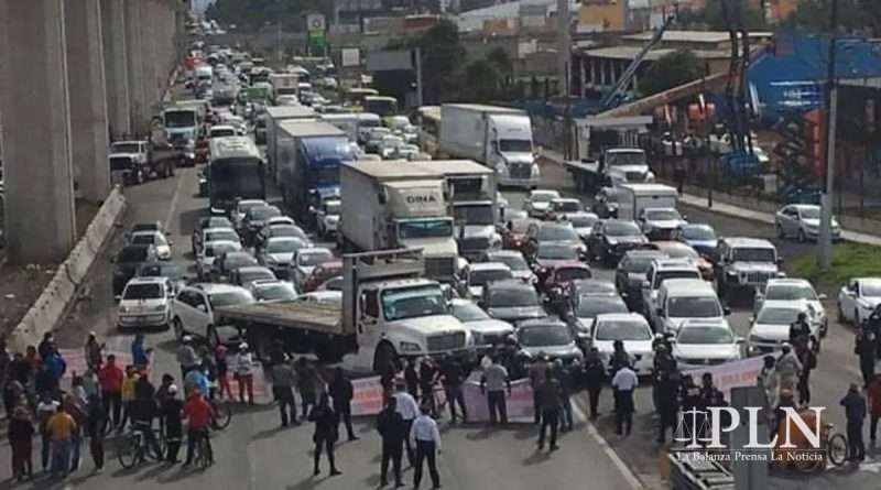 Bloqueo en la México-Toluca por la construcción de un fraccionamiento